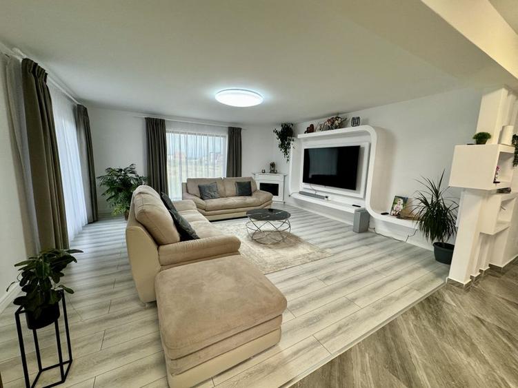 Casă Spațioasă de V&acirc;nzare &icirc;n Ghimbav | Două Apartamente | Teren 579 mp - 3