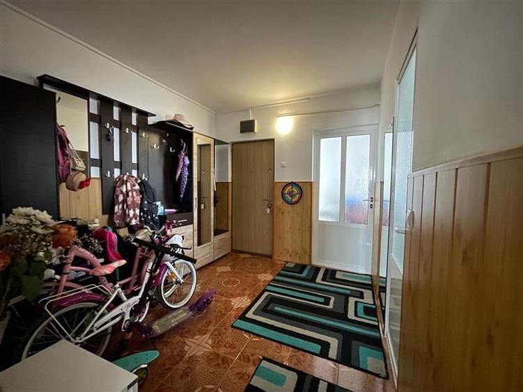 Apartament cu 3 camere decomandat, mobilat în Central