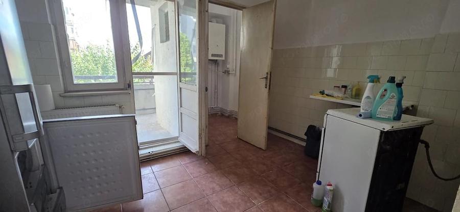 Apartament cu 3 camere semidecomandat în Vest