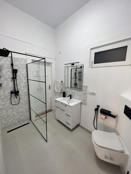 Apartament cu 3 camere semidecomandat în Neptun