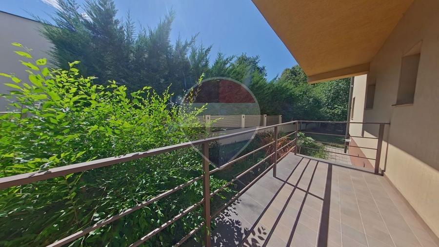 Apartament cu 3 camere semidecomandat, mobilat în Europa