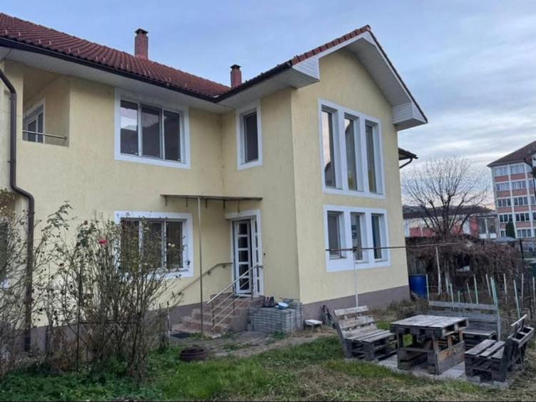 Casă individuală cu 9 camere cu Canalizare în Central