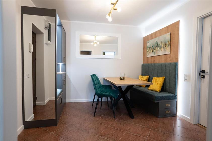 Apartament cu 3 camere semidecomandat, mobilat în Ultracentral