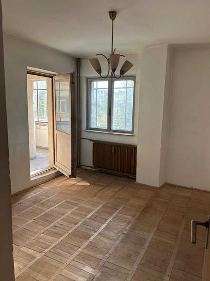 Apartament cu 3 camere decomandat în Craiovei