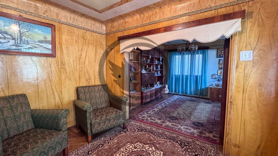 Casă individuală cu 5 camere cu Teren 1340 Mp în Est