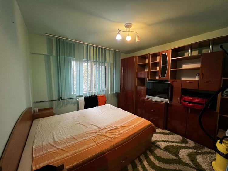 Vand apartament 2 camere decomandat etajul 1 Micalaca - 5