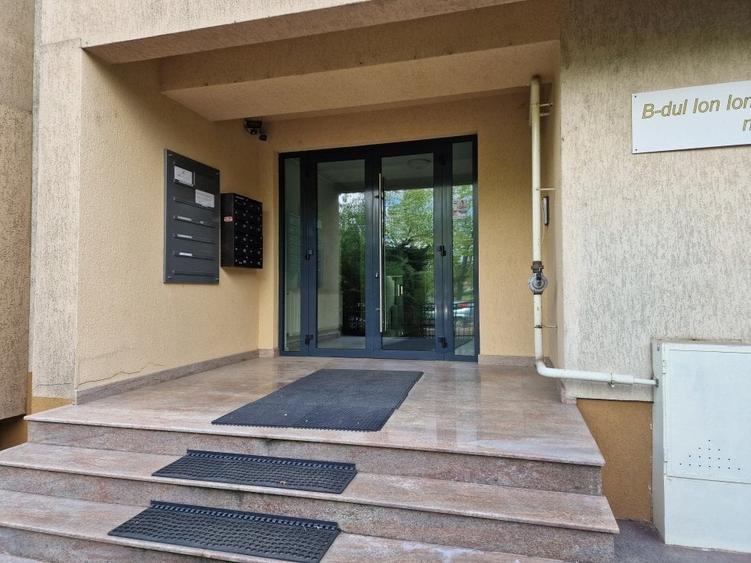 De inchiriat BIROU/CABINET/ap. spatios, 2 cam, 100m2 (8.5Eur/mp) , loc parcare - 1