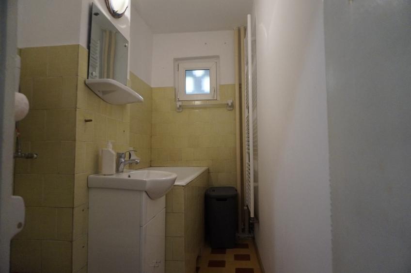 Apartament cu 3 camere semidecomandat în Girocului
