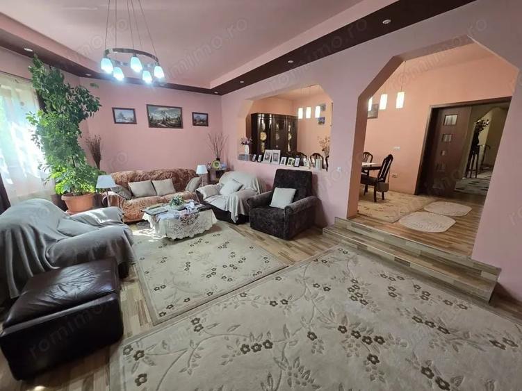 Casă Individuală cu 8 Camere și 4 Băi de Vânzare în Ciarda Roșie - 375 - 3