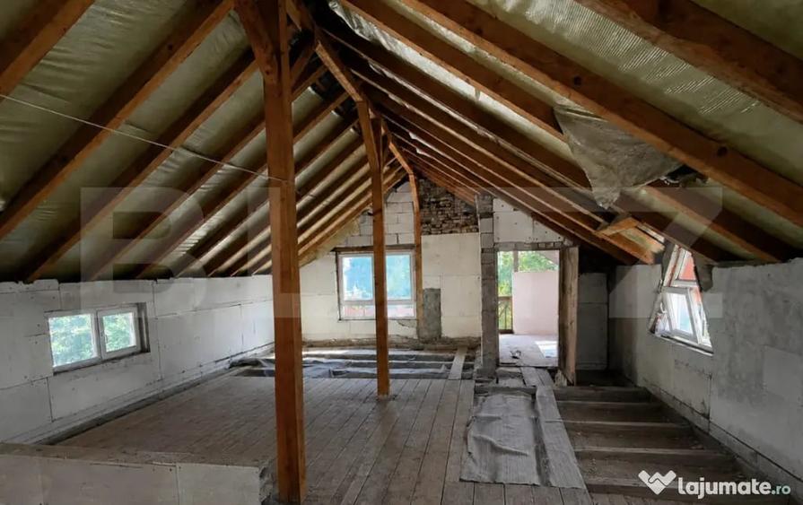 Casă cu 3 camere cu Teren 559 Mp în Romanești