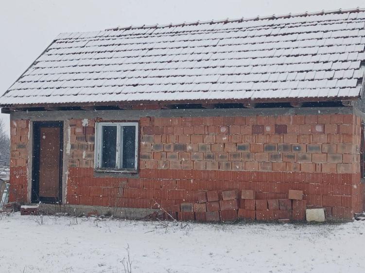 Vand casa la rosu - 5