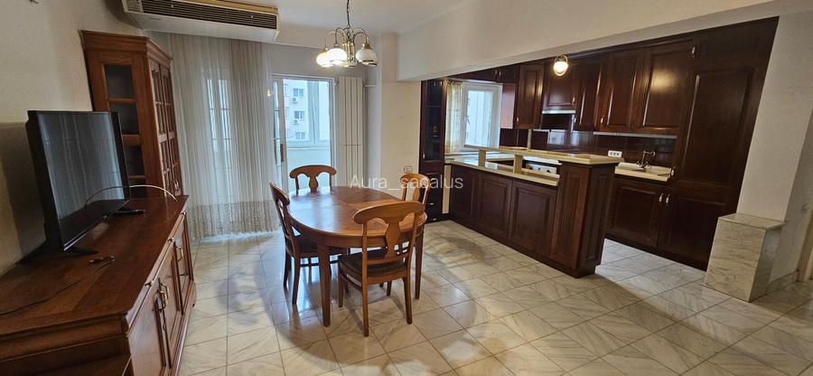 Ap cu 4 camere situat pe Calea Moșilor, aproape de intersecția cu M. Eminescu