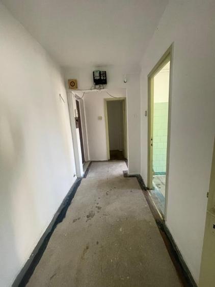 Apartament cu 3 camere semidecomandat în Valea Rosie