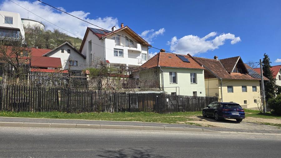 Vand casa singur in curte pozitie centrala / insorita - 2