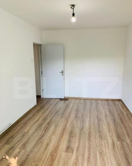 Apartament de vanzare, cu doua camere, 37 mp, zona Dambu P - 5