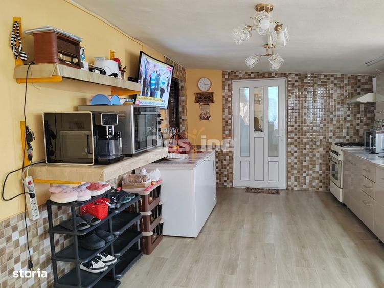 Imobil cu 2 constructii, anexe si 670 mp teren, utilitati racordate, B - 15