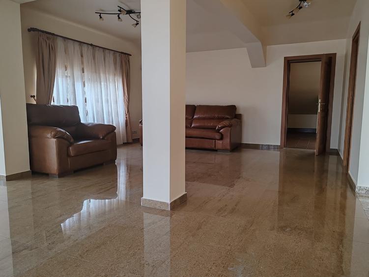 Casă individuală cu 6 camere cu Teren 240 Mp în Central