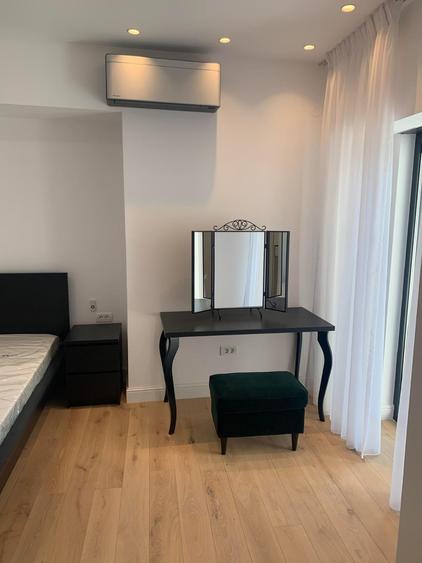 Apartament cu 3 camere semidecomandat, mobilat în P-ța Victoriei