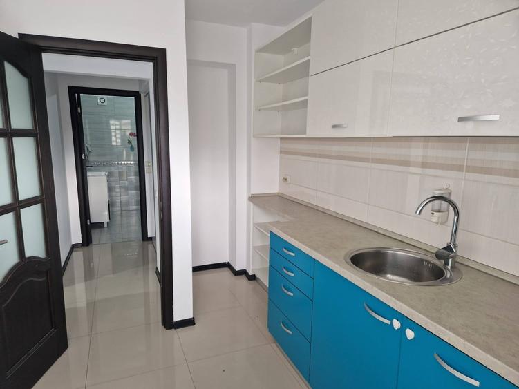 Apartament cu 3 camere decomandat în Titan