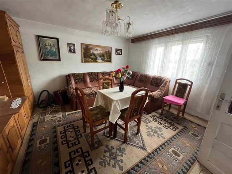 Casă individuală cu 6 camere cu Teren 5900 Mp în Est