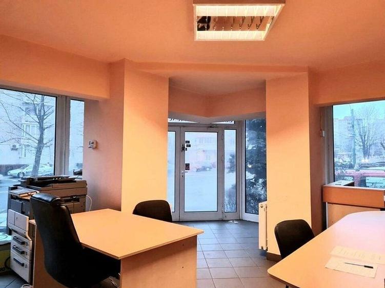 Spatiu birouri/comercial cu vitrina mare de 11 ml la B-dul Zizinului - 12