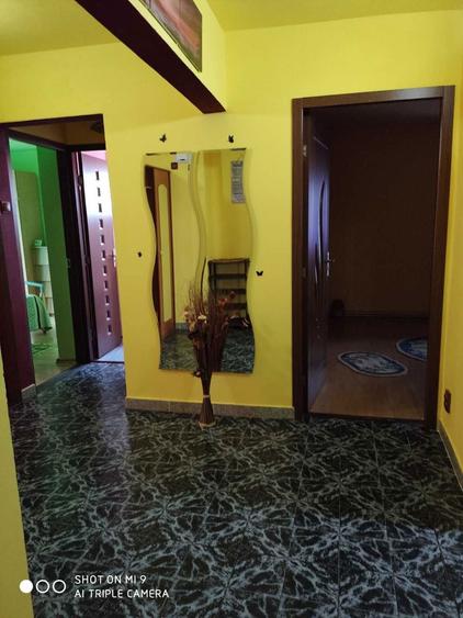 Ofer spre inchiriere apartament cu 3 camere decomandat - 1