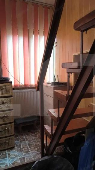 Casa,6 camere ,curte comuna in zona buna - 4