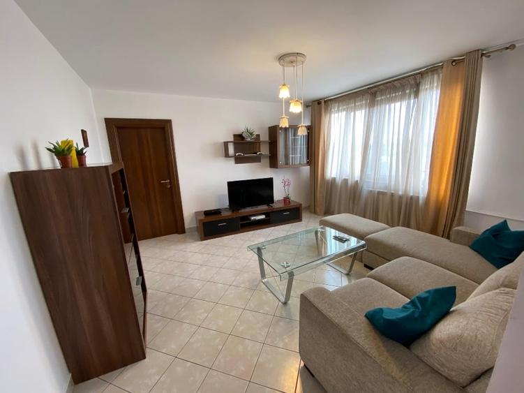 Apartament cu 3 camere semidecomandat, mobilat în Unirii