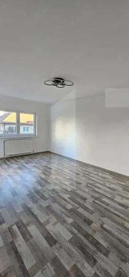 Apartament 3 camere, 2 bai complet renovat, etaj 1, semicentral - 1