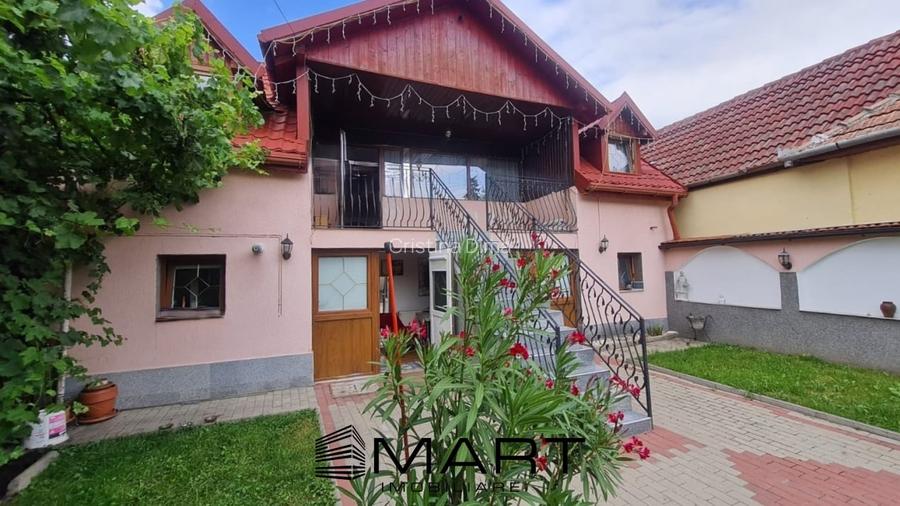 Casa formata din doua apartamente, cu curte de 450 mp, in zona Trei Stejari