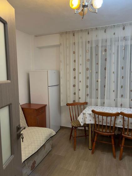 Inchiriez apartament cu 2 camere in zona Decebal, strada Doina, etajul 1 - 2