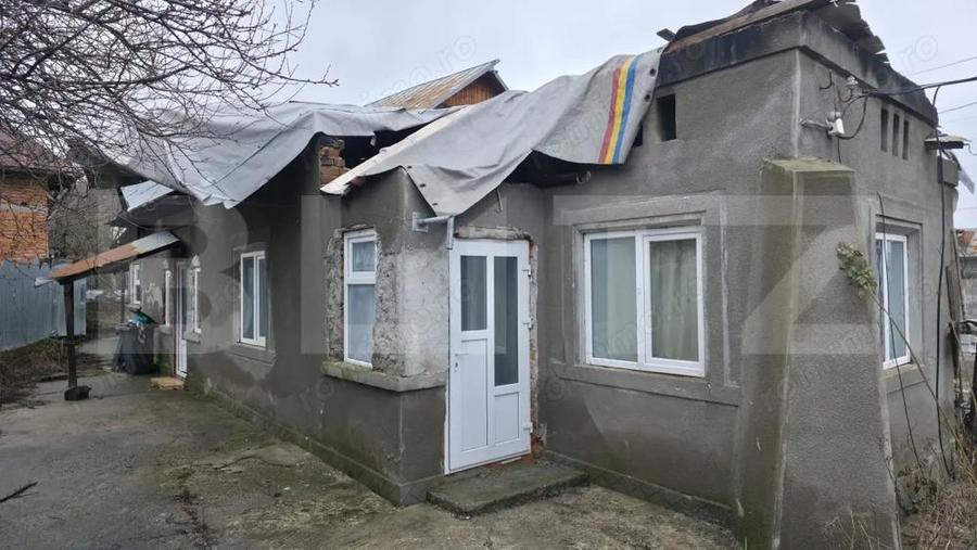 Casa cu acoperisul ars cu teren intravilan, 764 mp, zona Razvad - 3