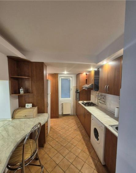 Închiriez apartament cu 3 camere,  centru - 8