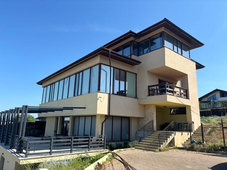 Vila cu 8 camere în zona Aleea Sadoveanu - Castel - 1