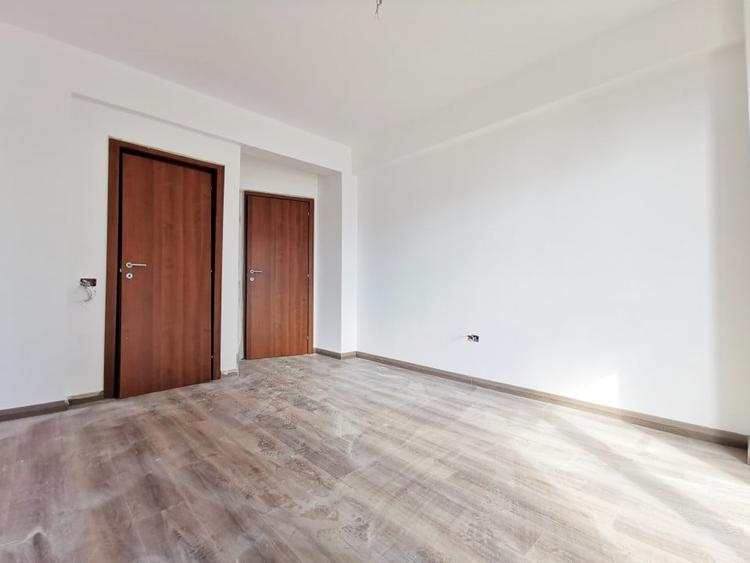 Vedere frontala spre lac in centrul statiunii Mamaia - 4