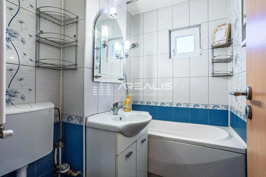 De inchiriat -Apartament 3 camere, decomandat, zona centrala - 15
