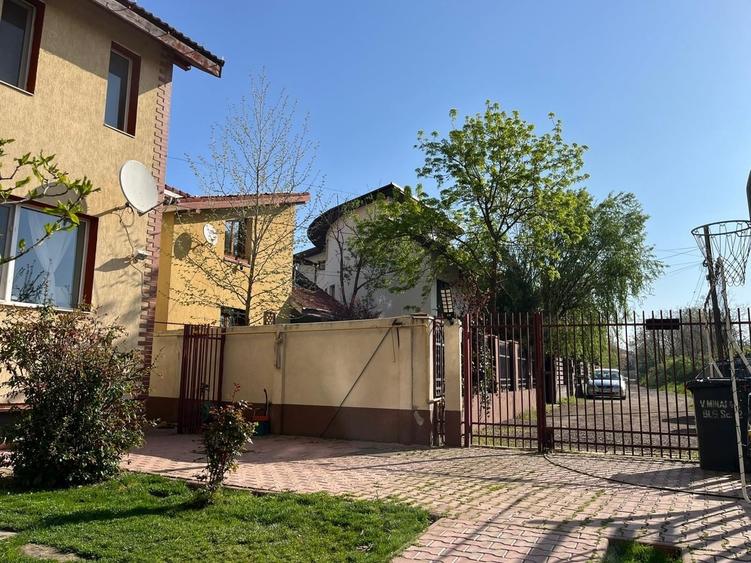 Casă cu 10 camere cu Teren 600 Mp în Prelungirea Ghencea