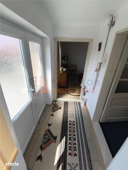 Casă cu 3 camere semidecomandat cu Teren 844 Mp în Pietroasele