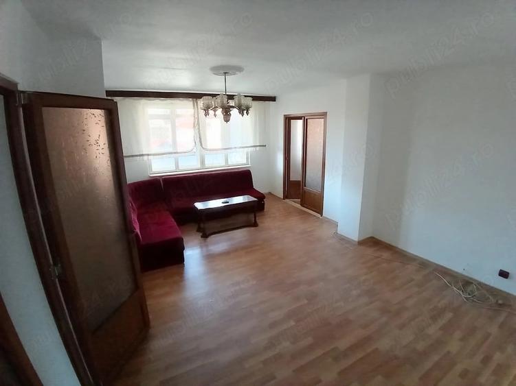 Apartament cu 4 camere semidecomandat în Petros