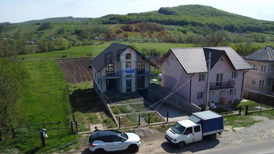 Casă individuală cu 7 camere cu Teren 1800 Mp în Preutești