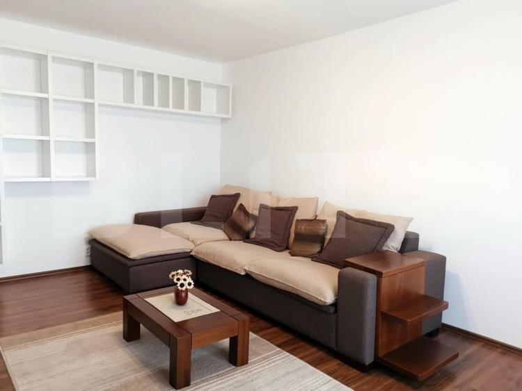 Apartament cu 3 camere semidecomandat, mobilat în Între Lacuri