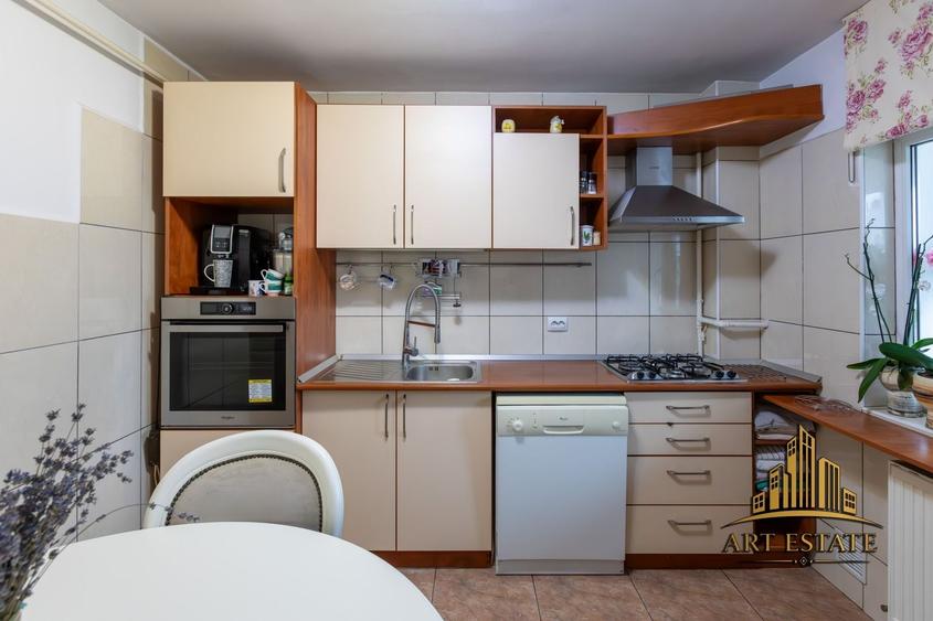 Apartament cu 4 camere decomandat, mobilat în Alexandru cel Bun