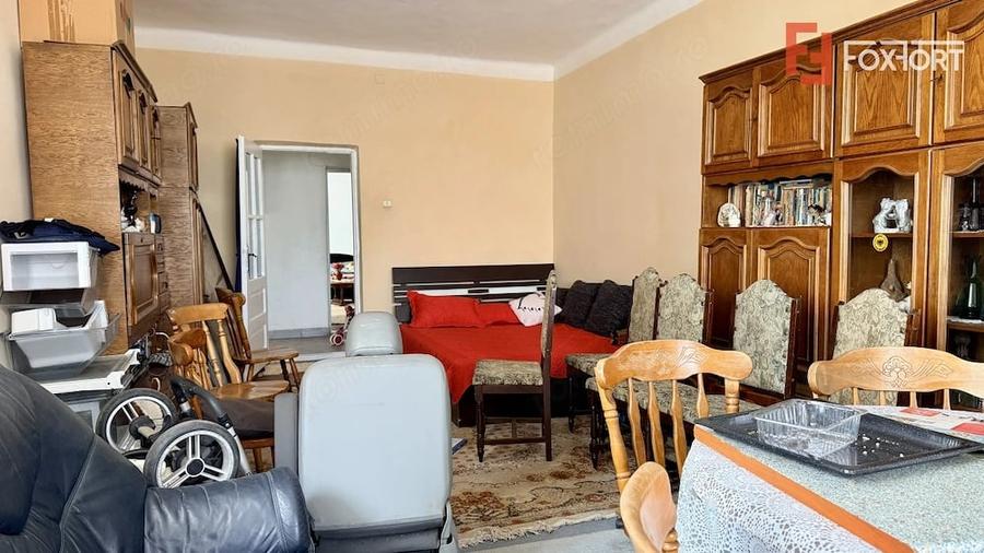 Casă cu 5 camere cu Teren 2540 Mp în Halânga