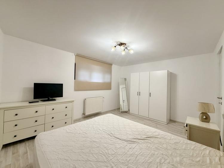 Apartament cu 4 camere semidecomandat, mobilat în P-ța Victoriei