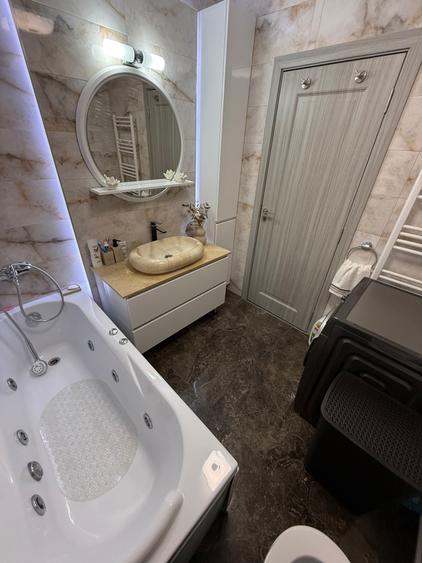Apartament cu 3 camere decomandat în Exterior Vest