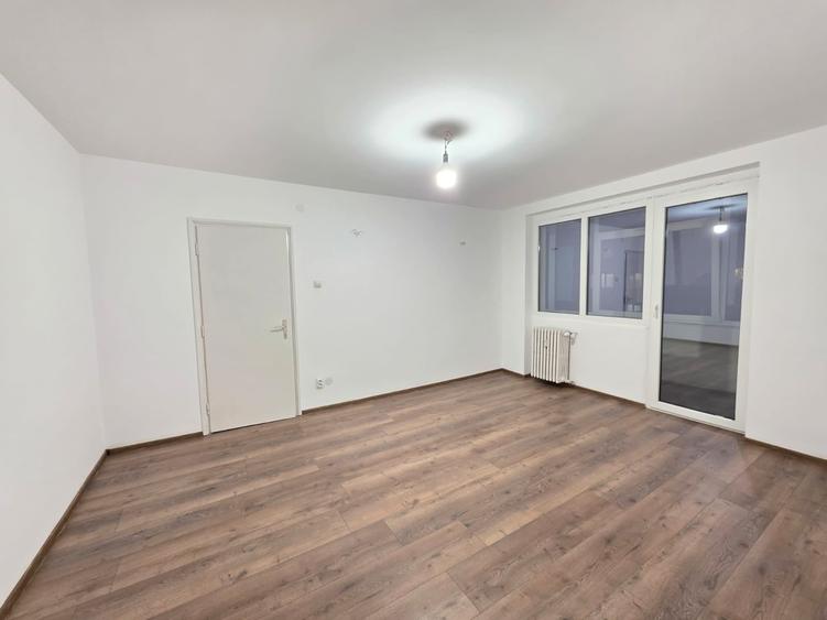 Apartament cu 3 camere semidecomandat în Vatra Luminoasă
