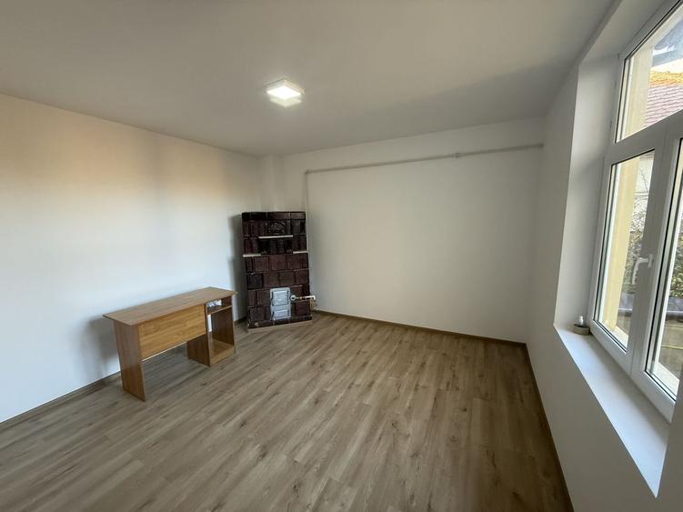 2 corpuri de Casă renovate + teren 125 mp Campina - 10