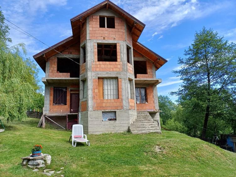 1 Casa de Locuit + 1 Pensiune Functionala + 1 Pensiune la Rosu | Bran | 2700 m - 6