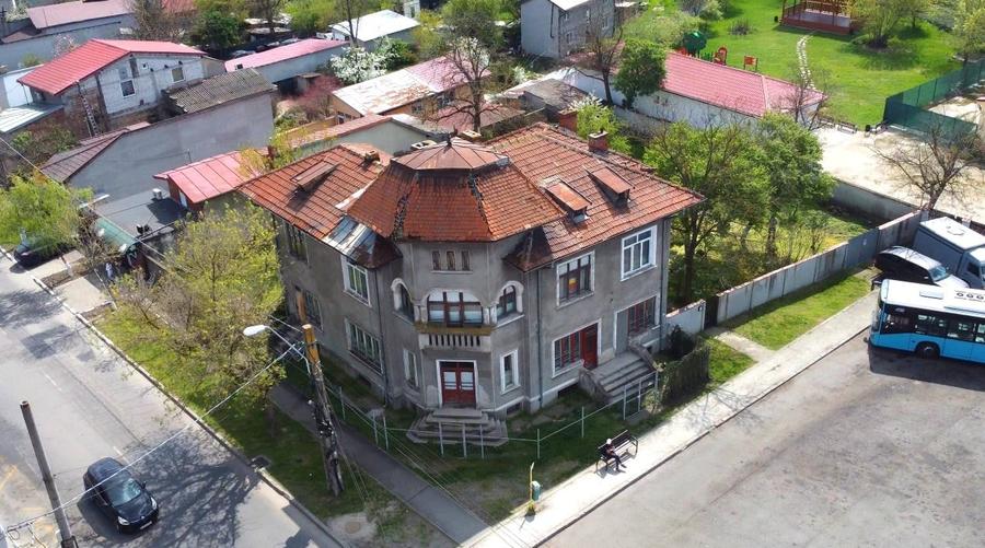 Vilă interbelica cu suflet, curte mare și vedere spre dealuri - 1