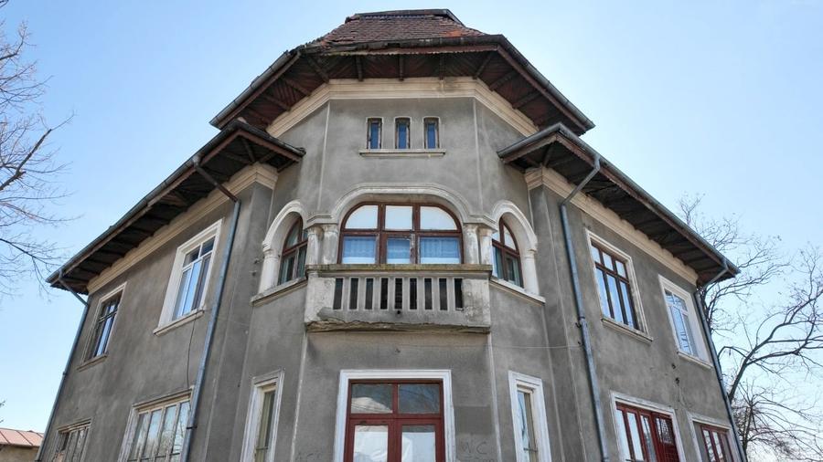 Vilă interbelica cu suflet, curte mare și vedere spre dealuri - 3